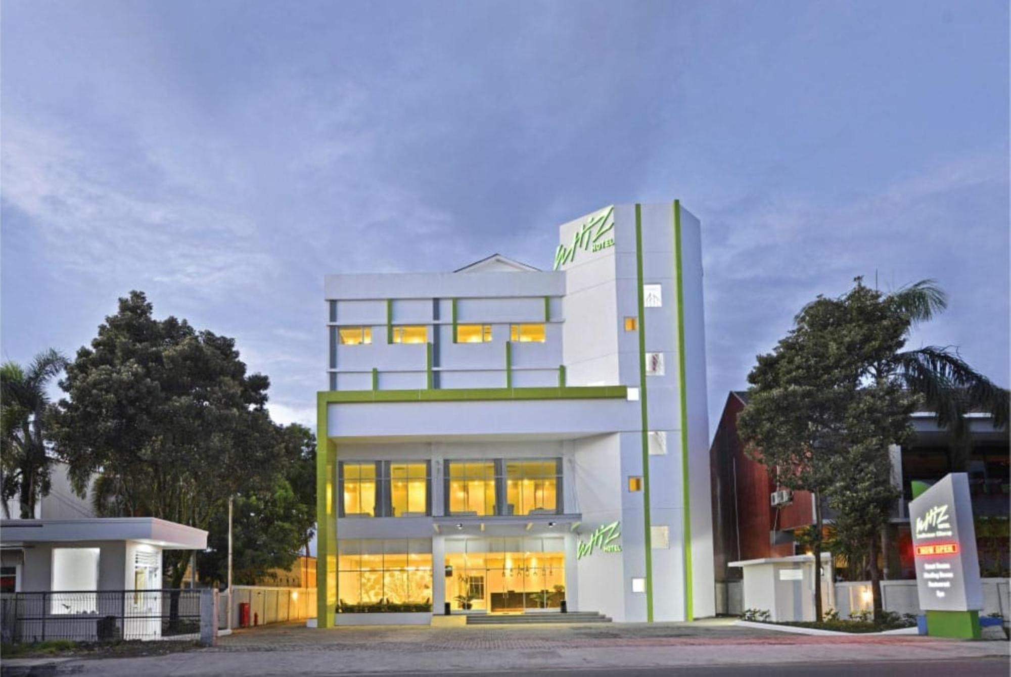 Whiz Prime Hotel Sudirman Кілакеп Екстер'єр фото