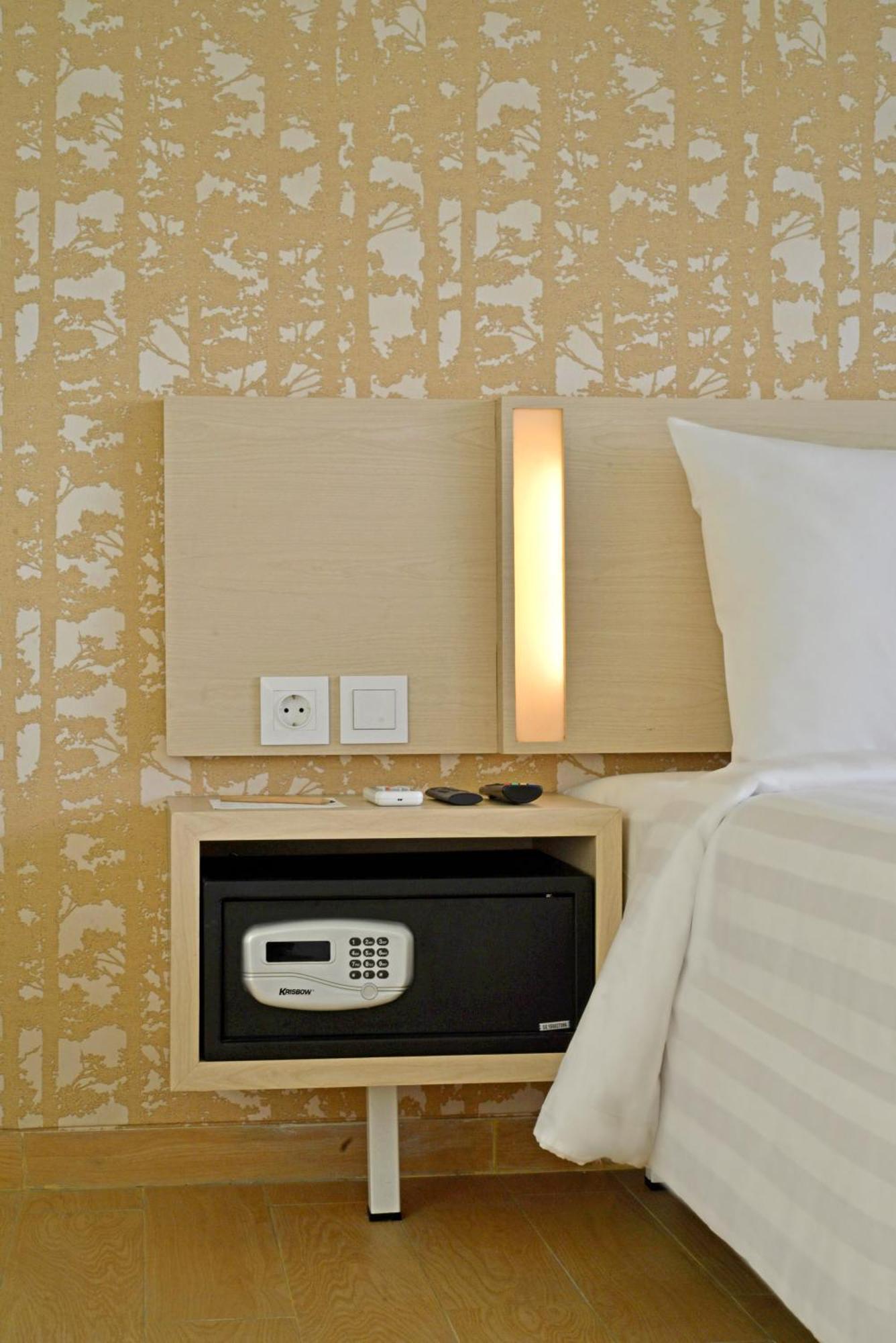 Whiz Prime Hotel Sudirman Кілакеп Екстер'єр фото
