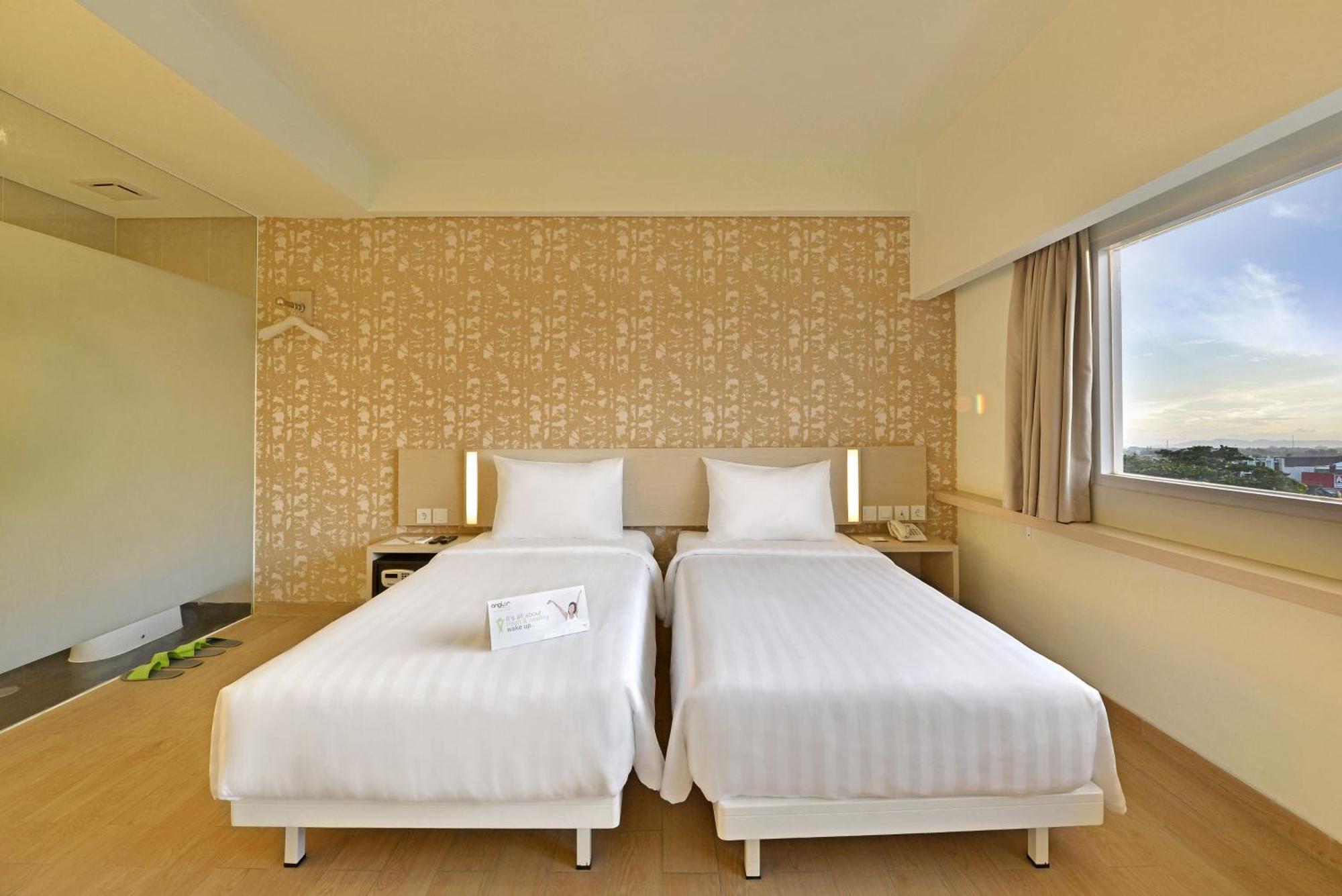 Whiz Prime Hotel Sudirman Кілакеп Екстер'єр фото
